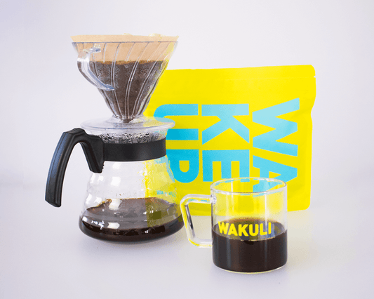 Pour over koffie | Koffie zetten met een V60 naast een Wakuli pakket en koffie kopje