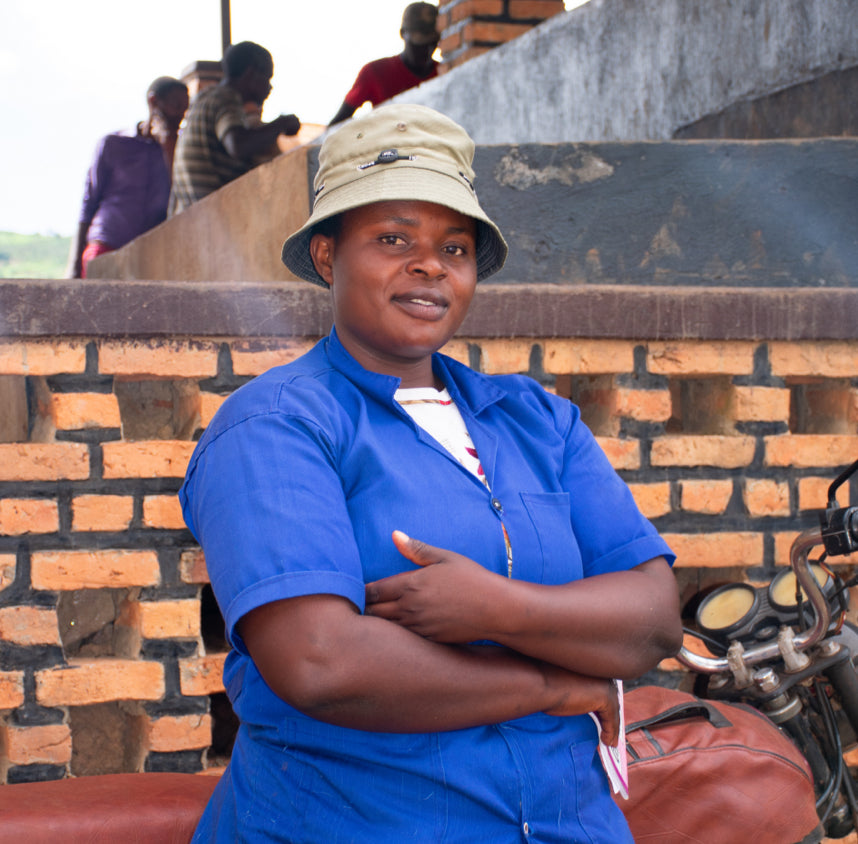 Verse koffiebonen - Koffieboer voor een motorbike in Africa