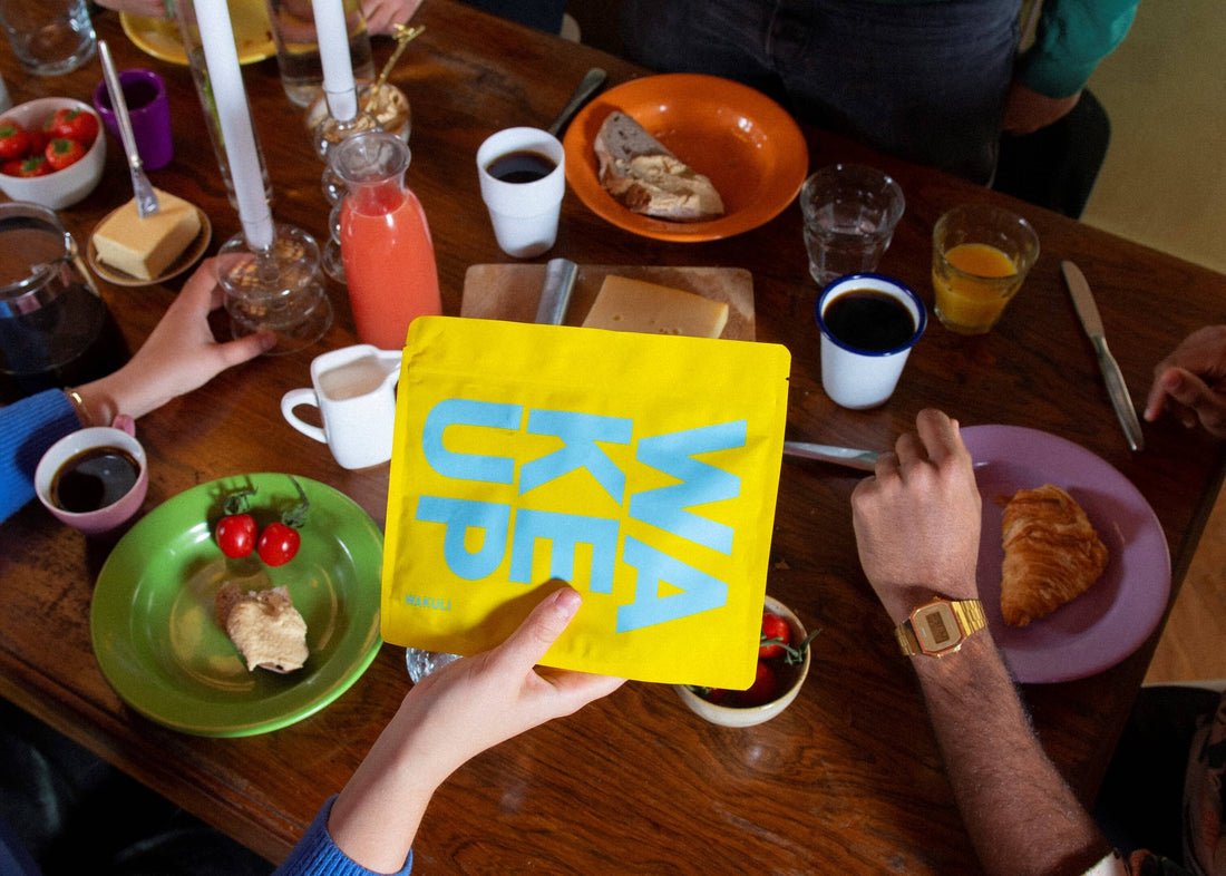 Theeproduktie Nepal - Vrienden brunchen. Een van hen toont een Wakuli pouch aan de anderen