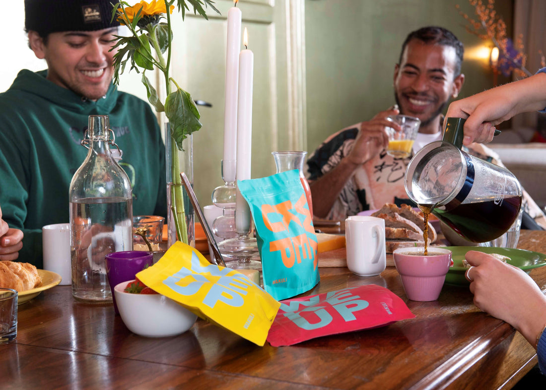 Is koffie slecht voor je - Vrienden brunchen en drinken koffie. Wakuli pouches op tafel