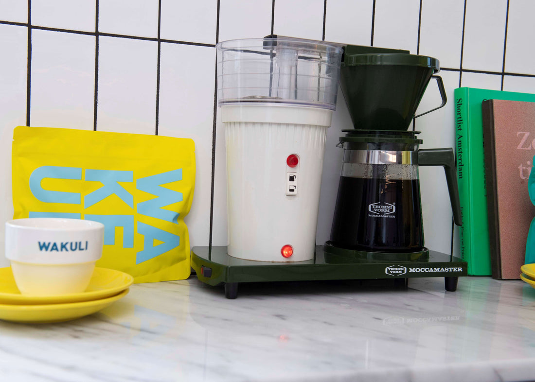 Specialty coffee | Mocca Master op aanrecht naast Wakuli pakket en koffie kopje