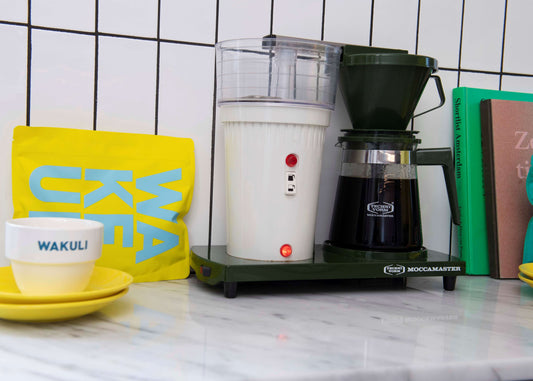 Specialty coffee | Mocca Master op aanrecht naast Wakuli pakket en koffie kopje
