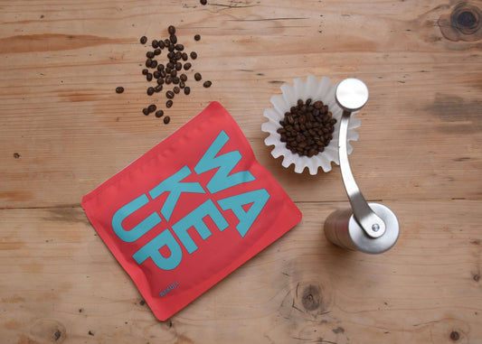 Verschil robusta en arabica - Robusta pouch op tafel naast koffiebonen, koffiefilter en grinder