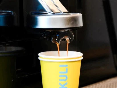 Beste koffiebonen voor volautomaat | Koffie zetten met een grijze vollautomaat espressomachine