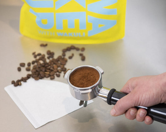 koffie bewaren in glazen pot | Wakuli koffiezakjes op tafel met espresso piston, koffiefilter en koffiebonen