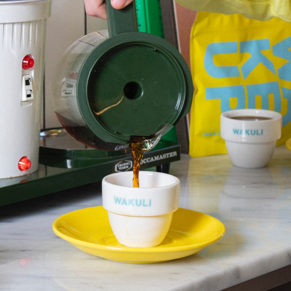 Filterkoffie wordt in een Wakuli-mok gegoten - Medium roast specialty koffiebonen