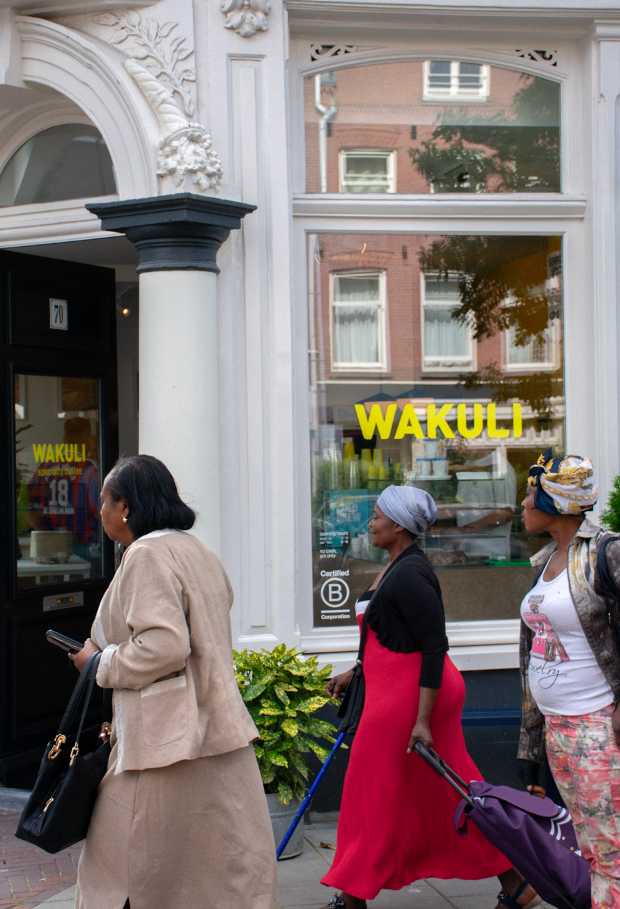 Coffee gifts - 3 zwarte vrouwen lopen voor een Wakuli koffiebar